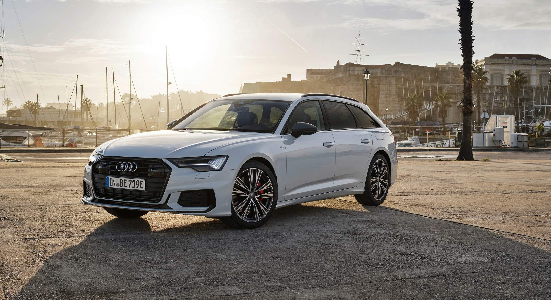 Audi A6 Avant am Hafen bei Sonnenuntergang