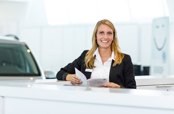 Mitarbeiterin des Autohauses am Empfang