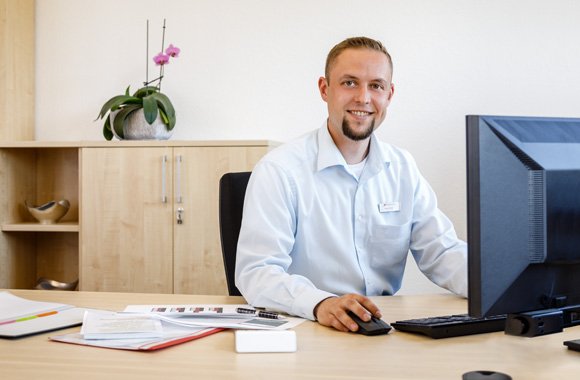 Kfz-Mechaniker am Computer