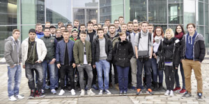 Gruppenfoto der Auszubildenden bei einem Azubi-Event von Motor‑Nütze