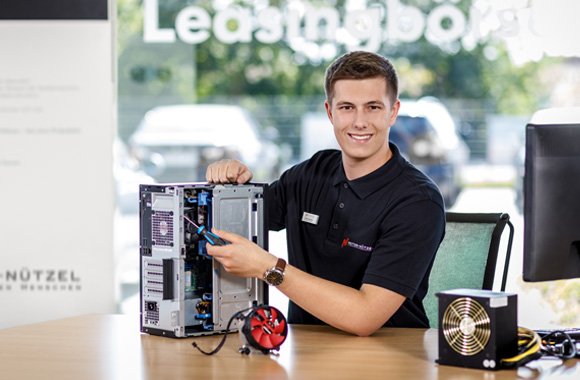 Mann zerlegt einen Computer-Systemblock