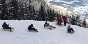 Mitarbeiter von Motor‑Nützel beim Rodeln als Teil eines Incentive-Events