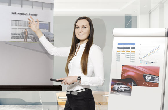 Frau hält eine Präsentation