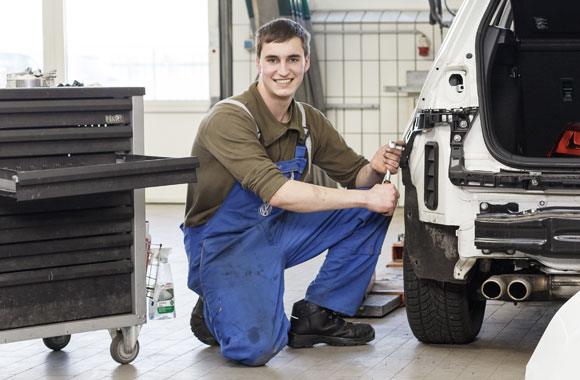 Mann arbeitet an der Karosserie eines Autos