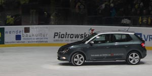 Ein blaues Auto auf dem Eis