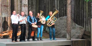 Musiker spielen Instrumente bei den Luisenburg Festspielen, unterstützt von Motor‑Nützel