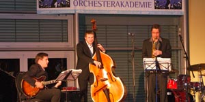 Mitglieder der Internationalen Jungen Orchesterakademie spielen verschiedene Musikinstrumente