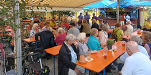 Rentner bei Motor‑Nützel Stammtisch sitzen gemeinsam an einem Tisch