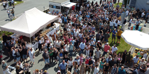 Sommerfest: Festzelt mit Mitarbeitern und Gästen