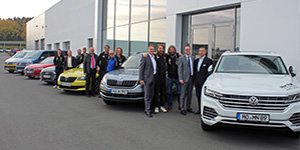 Motor‑Nützel Mitarbeiter mit Gästen der Hofer Filmtage vor dem Autohaus