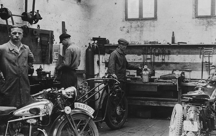 Hans Nützel in seiner Motorradwerkstatt in Bayreuth