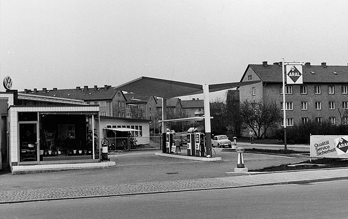 Schwarz weiß Aufnahme der ersten Tankstelle