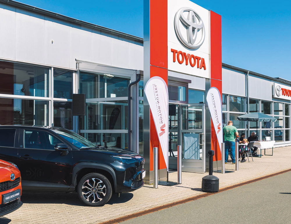 Eingangsbereich Toyota Hof zur Eröffnung